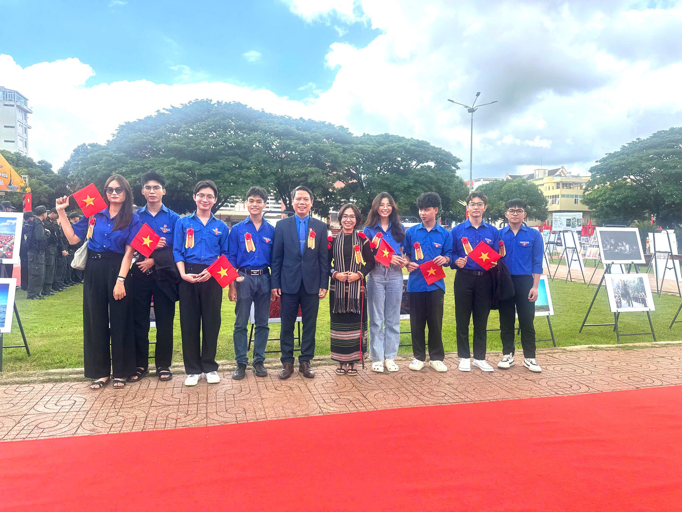 Thanh niên Đắk Lắk phấn khởi trước thời khắc lịch sử của tỉnh nhà. Thanh niên Đắk Lắk phấn khởi trước thời khắc lịch sử của tỉnh nhà.