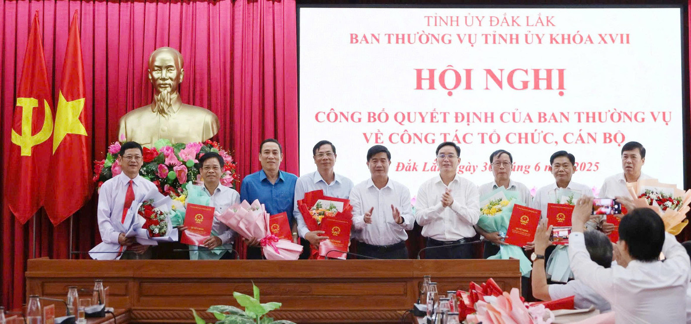 Các cán bộ chủ chốt của Đắk Lắk nhận quyết định nghỉ hưu trước tuổi. Các cán bộ chủ chốt của Đắk Lắk nhận quyết định nghỉ hưu trước tuổi.