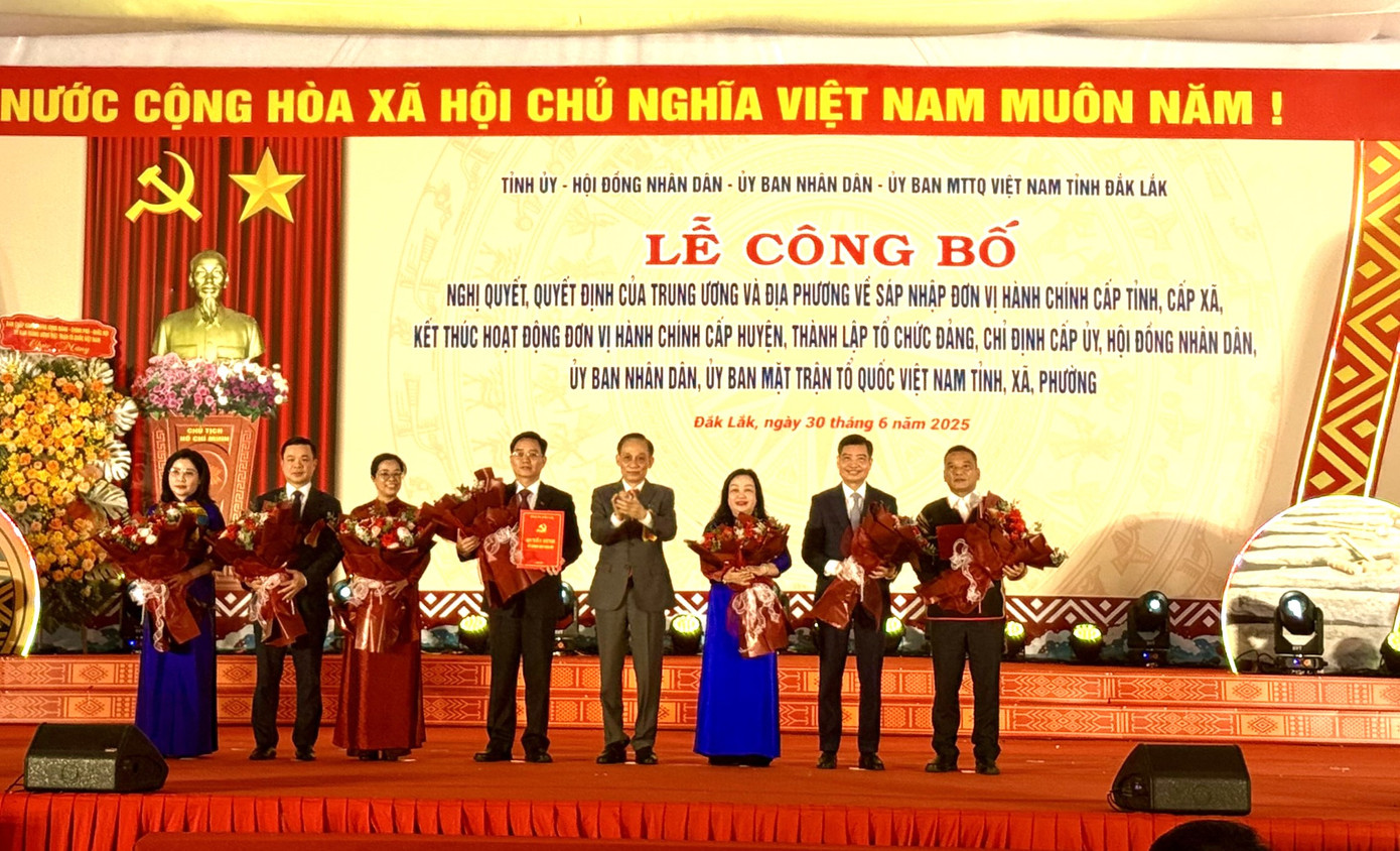 Ông Lê Hoài Trung - Bí thư Trung ương Đảng, Chánh Văn phòng Trung ương Đảng, trao quyết định cho nhân sự chủ chốt của tỉnh Đắk Lắk (mới)