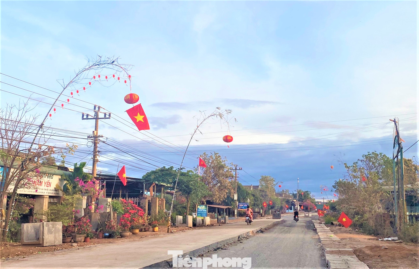 Những cây nêu được dựng trước nhà, dọc hai bên đường về xã Ea Rốc.