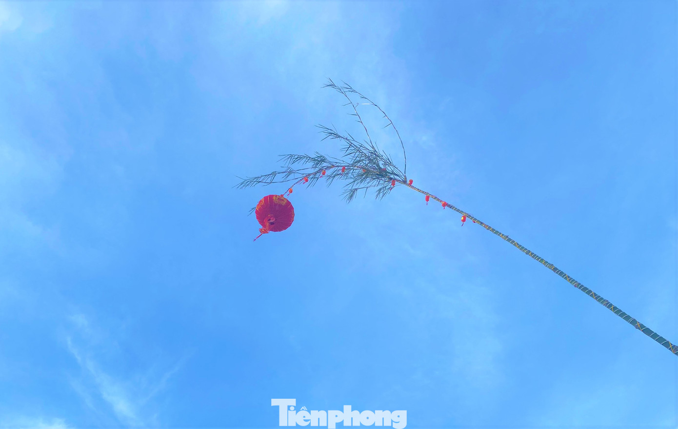 Cây nêu vút cao trên bầu trời, mang theo những ước vọng đầu xuân của gia chủ.