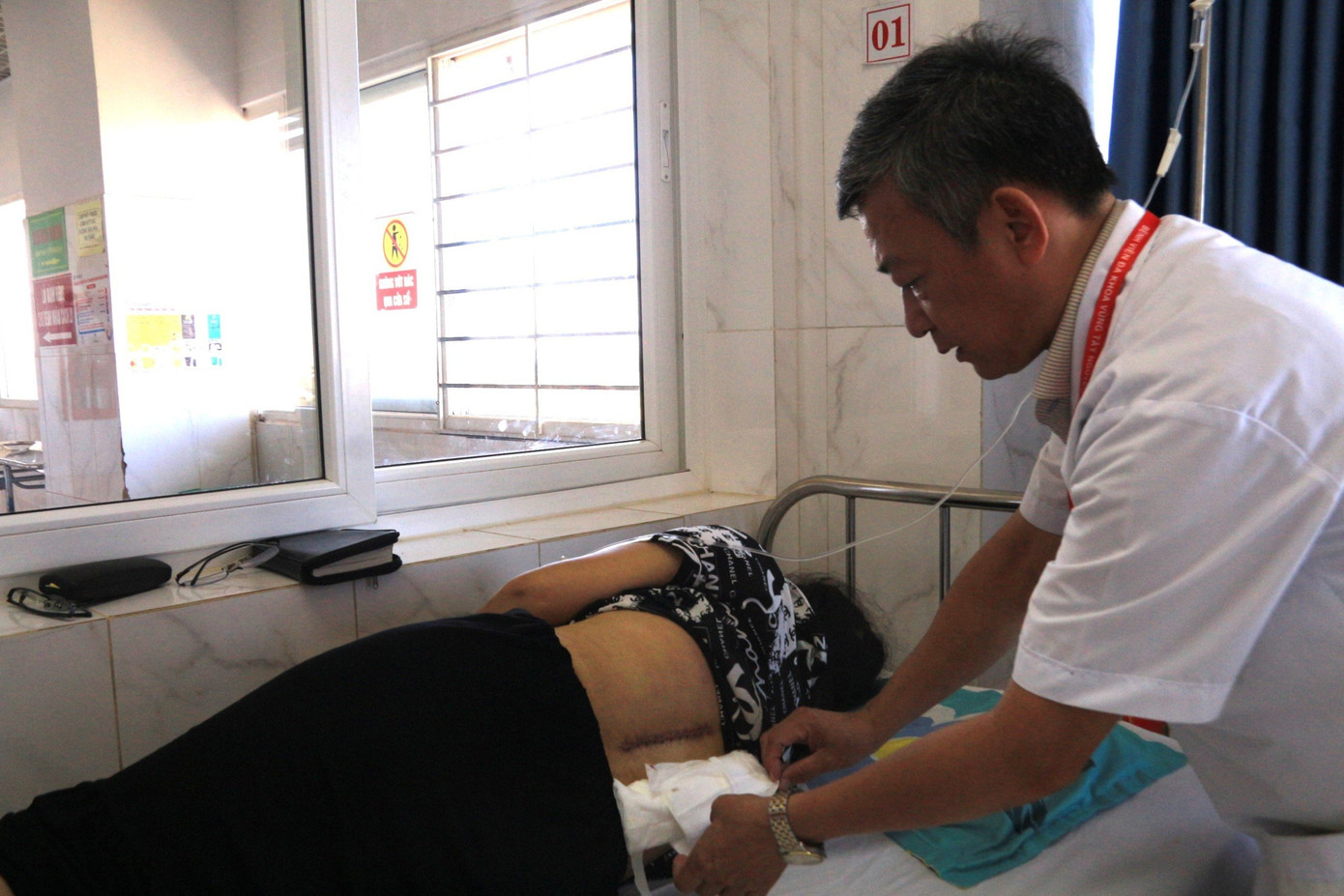 Bác sĩ kiểm tra vết thương cho một trường hợp bị té ngã khi hái tiêu