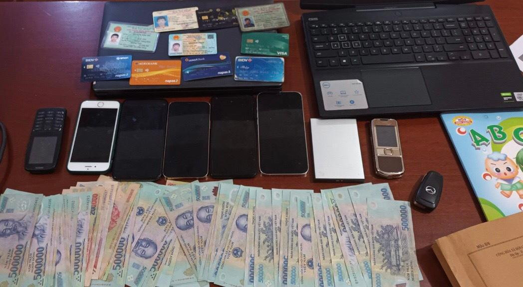 Tang vật thu giữ từ các đối tượng đánh bạc