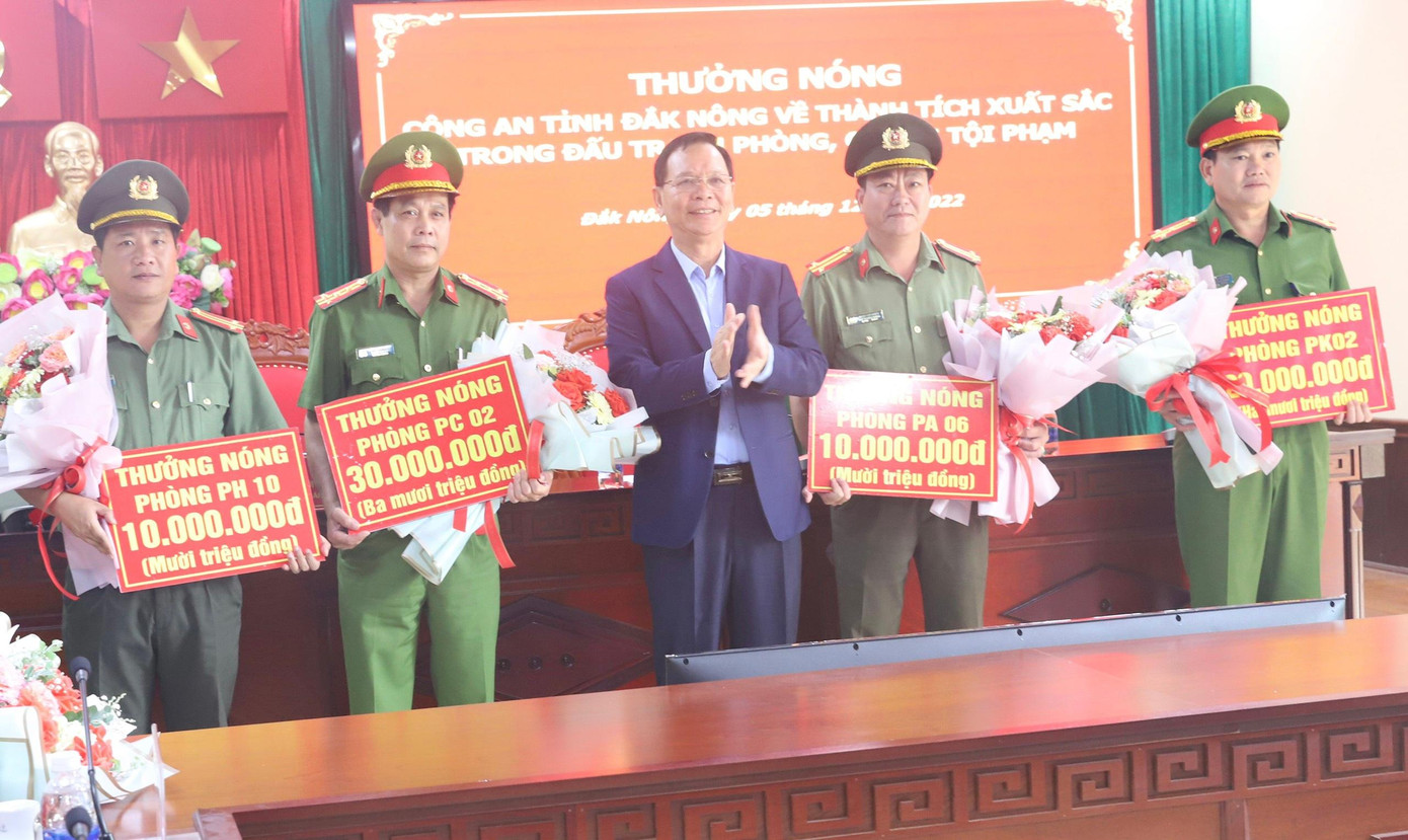 Bí thư Tỉnh ủy Đắk Nông Ngô Thanh Danh, trao thưởng cho các đơn vị thuộc Công an tỉnh