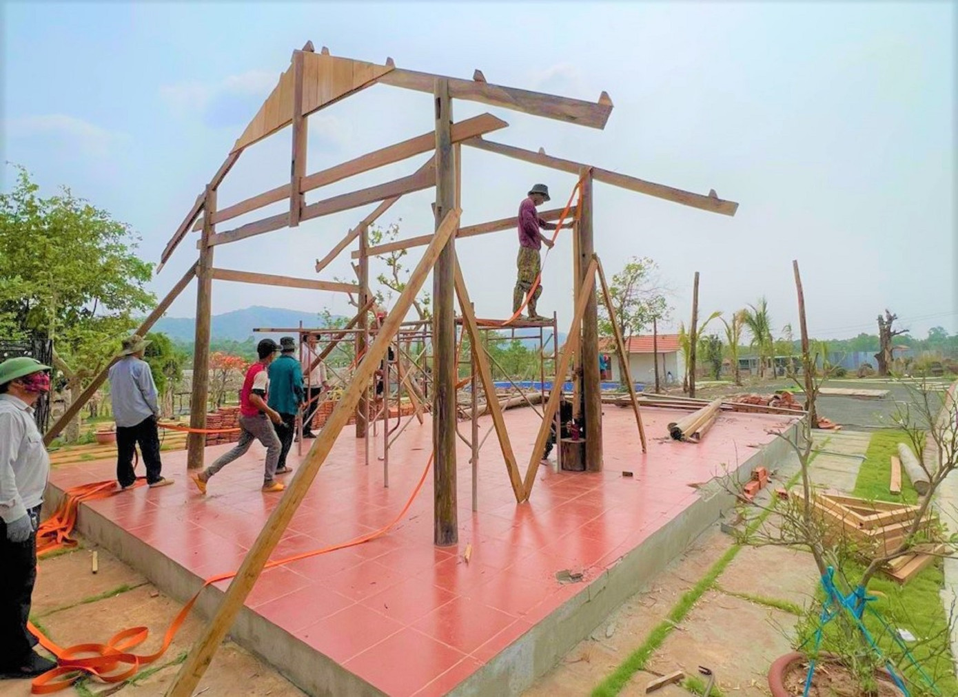 Cơ quan chức năng yêu cầu chủ đầu tư tháo dỡ công trình vi phạm, nếu không sẽ cưỡng chế.