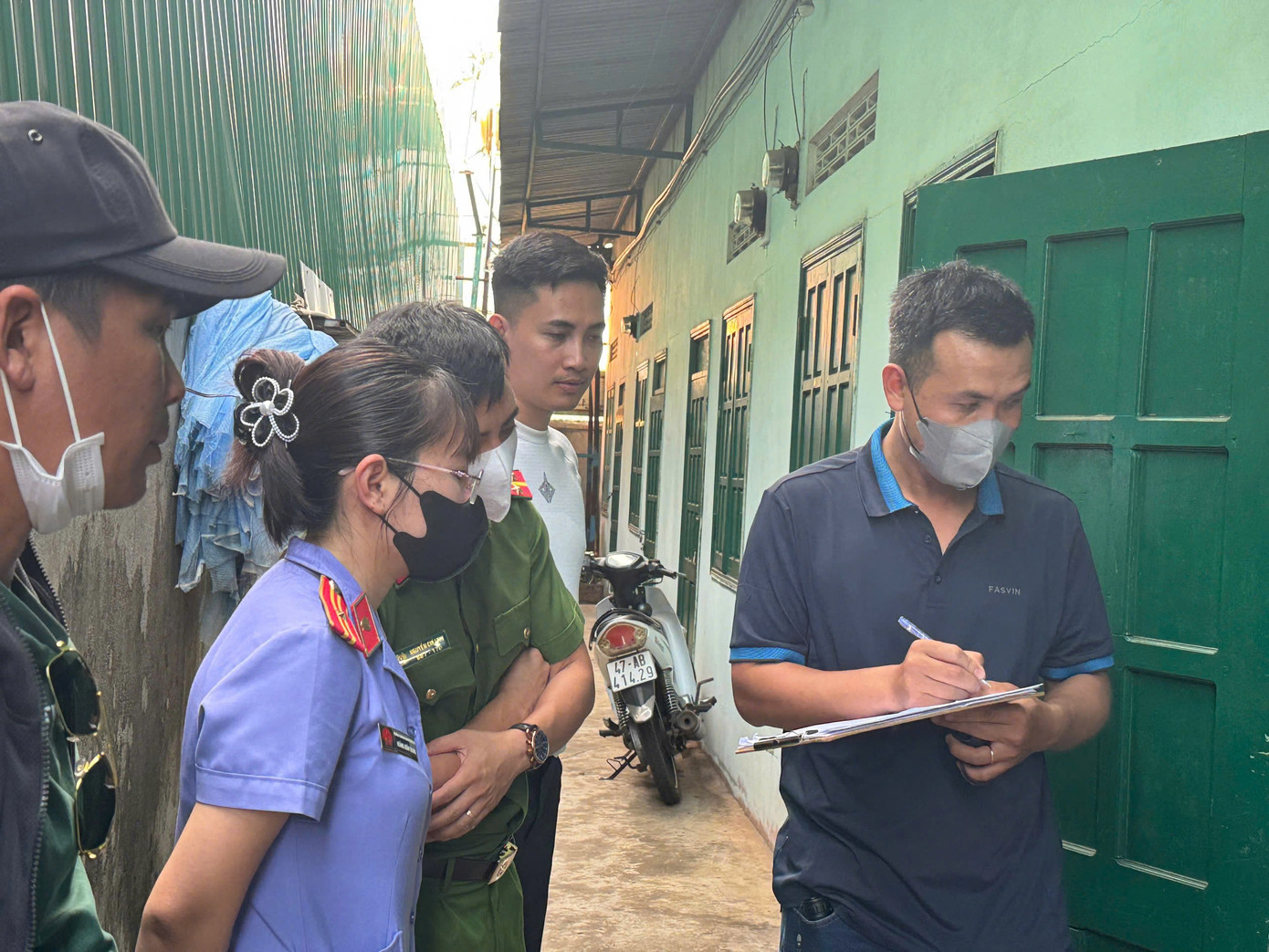 Cơ quan chức năng khám nghiệm hiện trường, phục vụ công tác điều tra