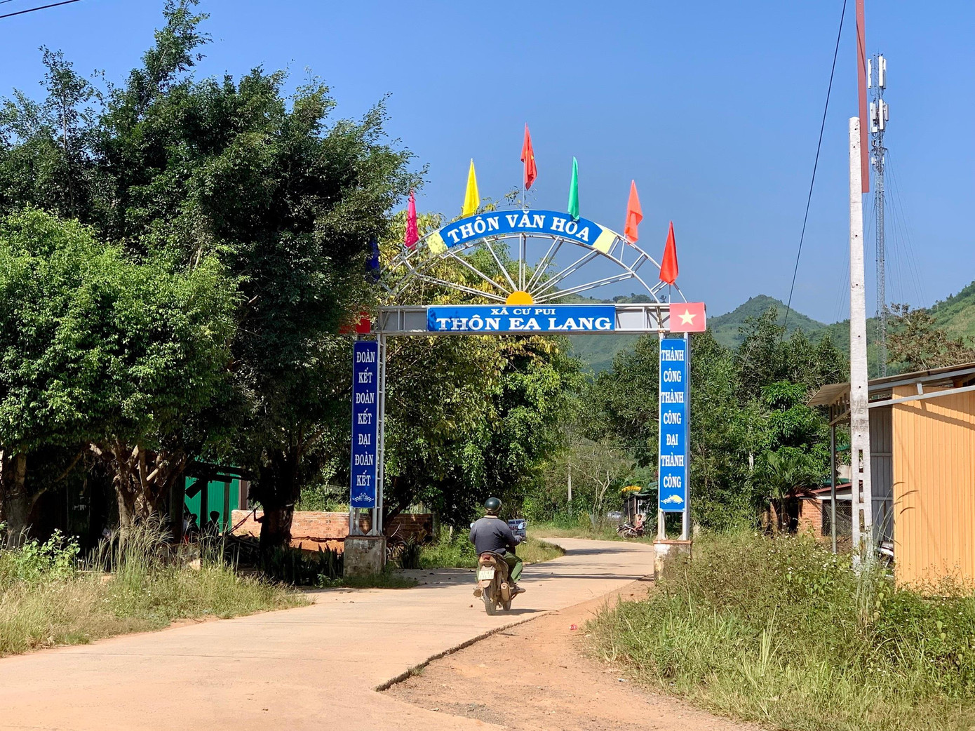 Đường về xã Cư Pui được bê tông hóa Đường về xã Cư Pui được bê tông hóa