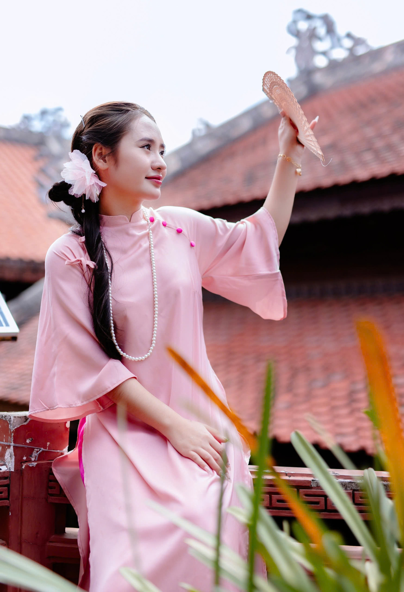 Thiếu nữ chọn áo dài cách tân kèm phụ kiện là chuỗi hạt và chiếc quạt xinh xắn. Ảnh: Bảo Lâm Thiếu nữ chọn áo dài cách tân kèm phụ kiện là chuỗi hạt và chiếc quạt xinh xắn. Ảnh: Bảo Lâm