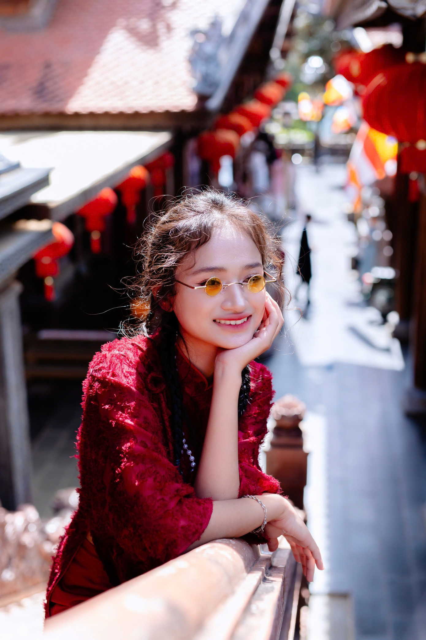 Áo dài mang gam màu đỏ tô thắm thêm vẻ đẹp của người thiếu nữ. Ảnh: Bảo Lâm Áo dài mang gam màu đỏ tô thắm thêm vẻ đẹp của người thiếu nữ. Ảnh: Bảo Lâm