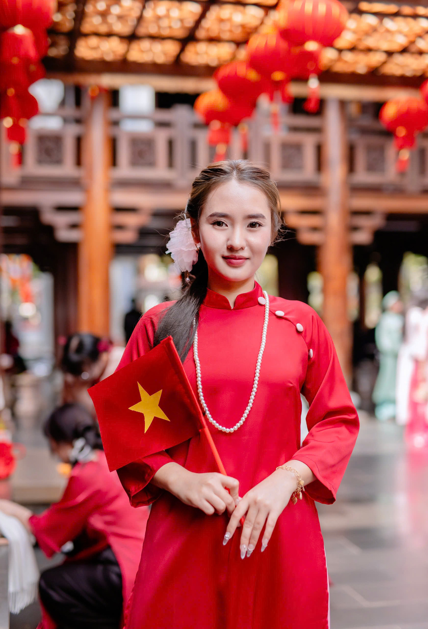 Thiếu nữ thả dáng bên áo dài đỏ. Ảnh: Bảo Lâm Thiếu nữ thả dáng bên áo dài đỏ. Ảnh: Bảo Lâm