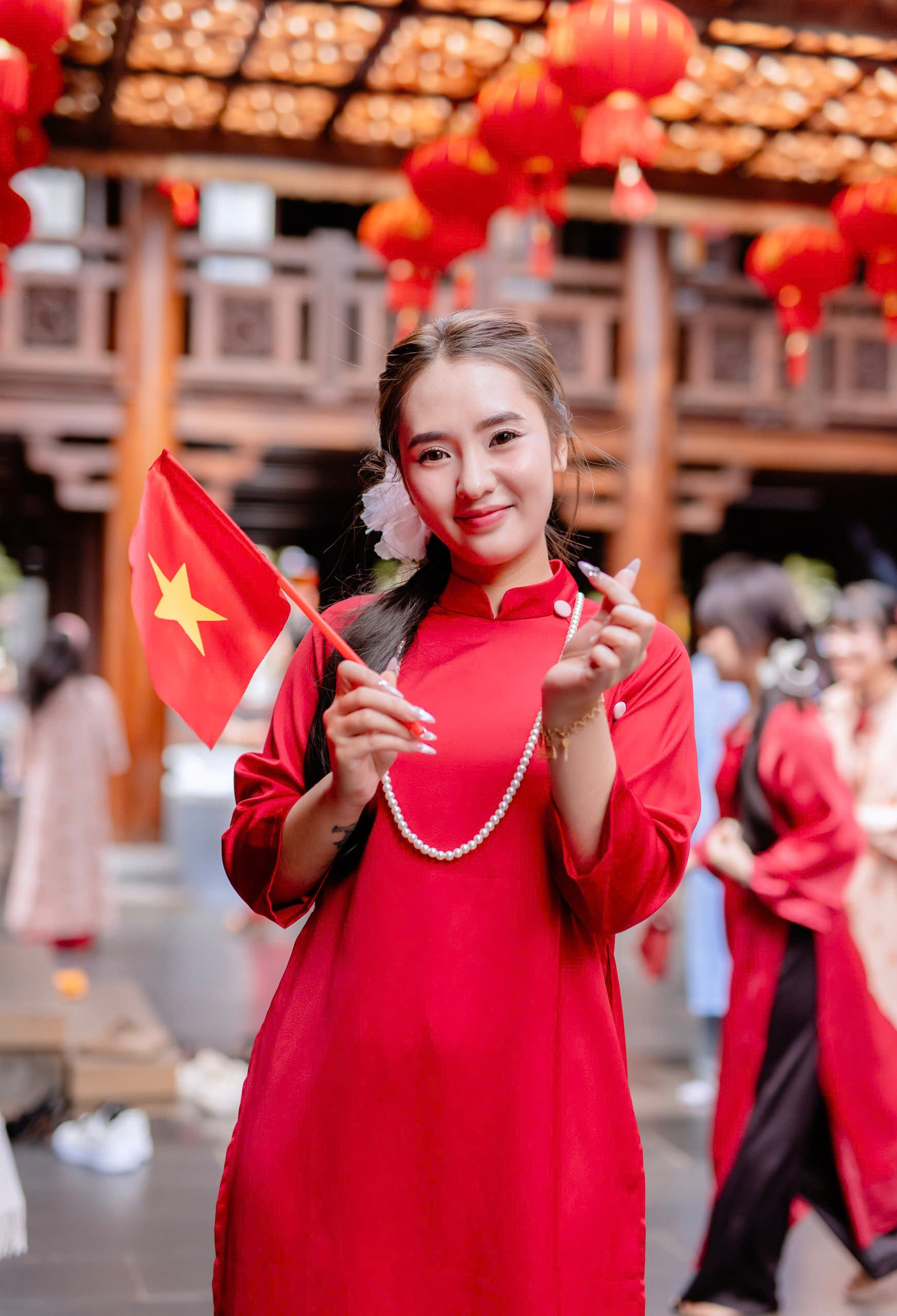 Thiếu nữ thả dáng bên áo dài đỏ. Ảnh: Bảo Lâm Thiếu nữ thả dáng bên áo dài đỏ. Ảnh: Bảo Lâm