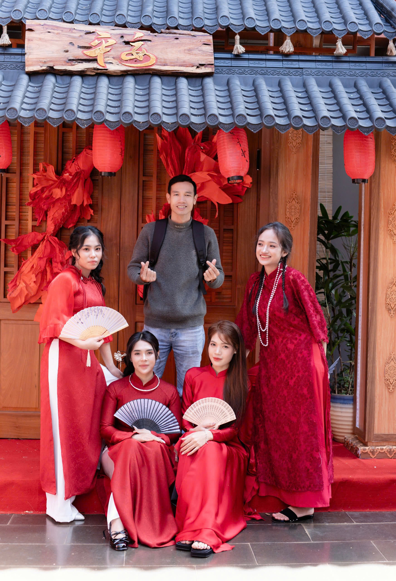 Áo dài giúp người trẻ lan tỏa vẻ đẹp truyền thống. Ảnh: Bảo Lâm Áo dài giúp người trẻ lan tỏa vẻ đẹp truyền thống. Ảnh: Bảo Lâm