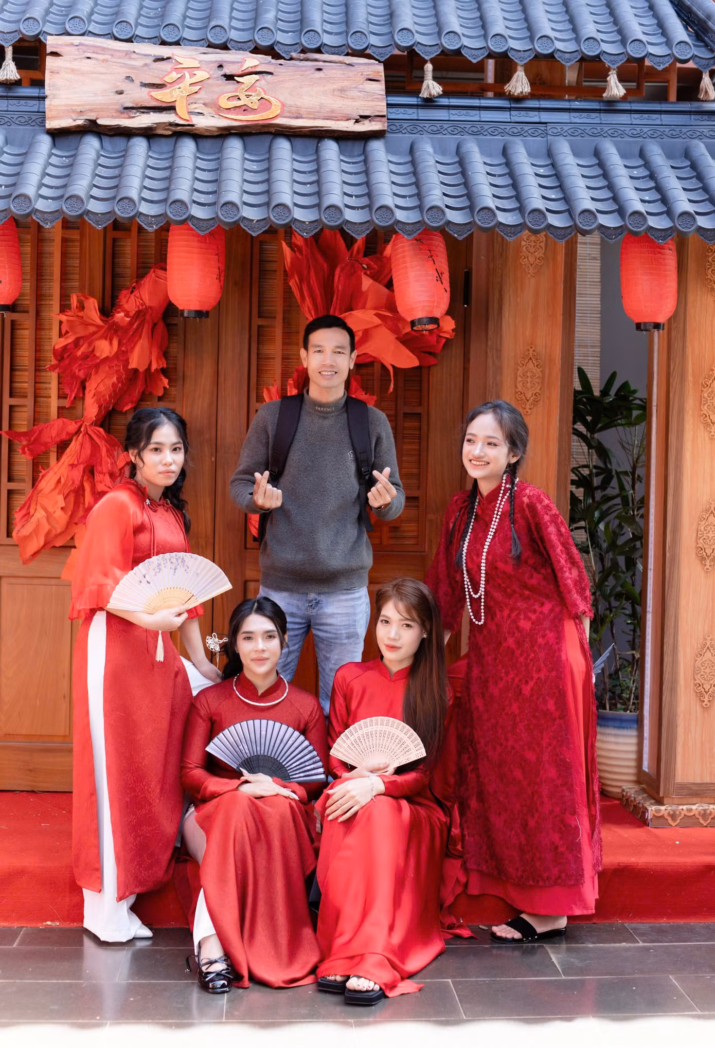 Áo dài giúp người trẻ lan tỏa vẻ đẹp truyền thống. Ảnh: Bảo Lâm Áo dài giúp người trẻ lan tỏa vẻ đẹp truyền thống. Ảnh: Bảo Lâm