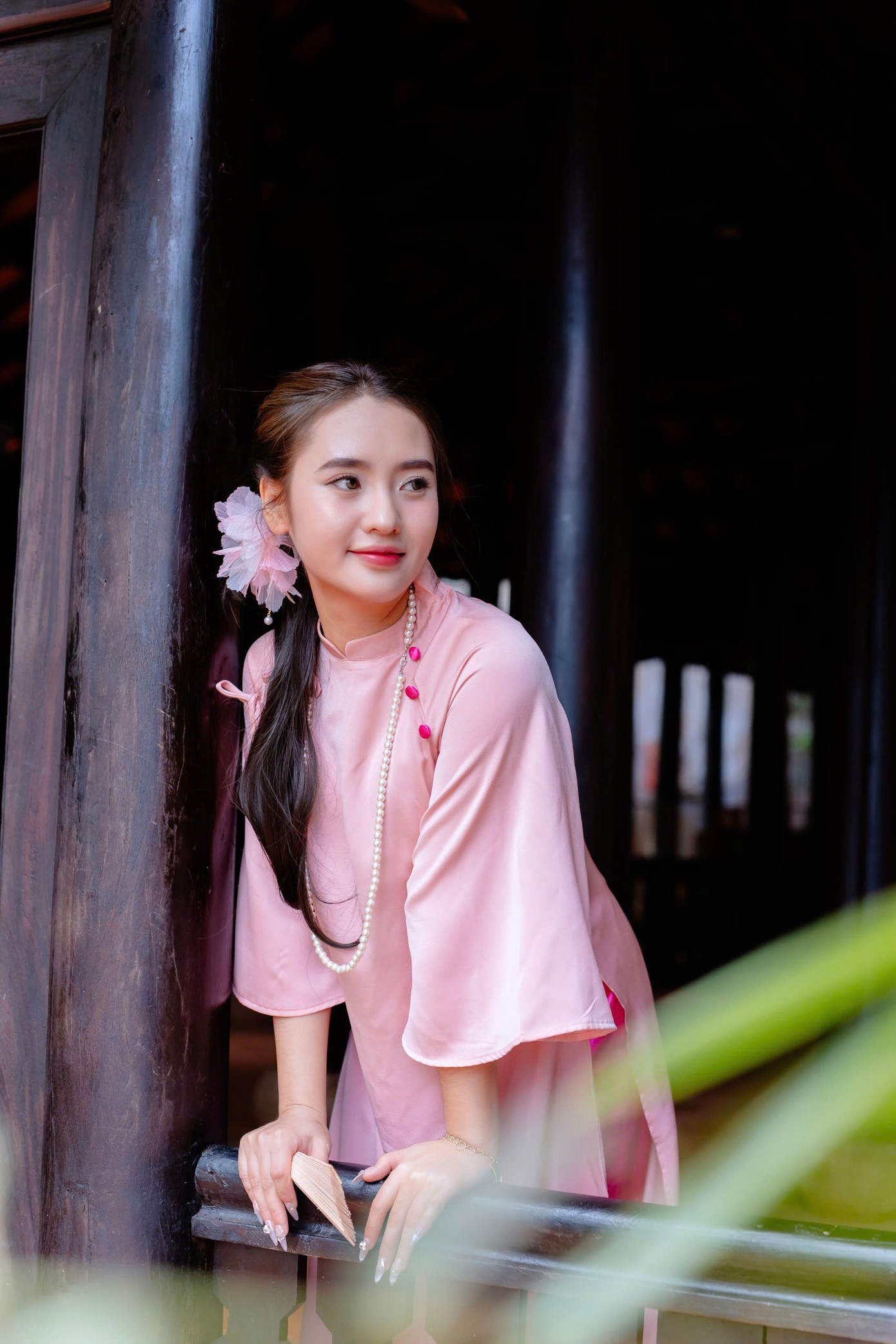 Thiếu nữ chọn áo dài cách tân kèm phụ kiện là chuỗi hạt và chiếc quạt xinh xắn. Ảnh: Bảo Lâm Thiếu nữ chọn áo dài cách tân kèm phụ kiện là chuỗi hạt và chiếc quạt xinh xắn. Ảnh: Bảo Lâm