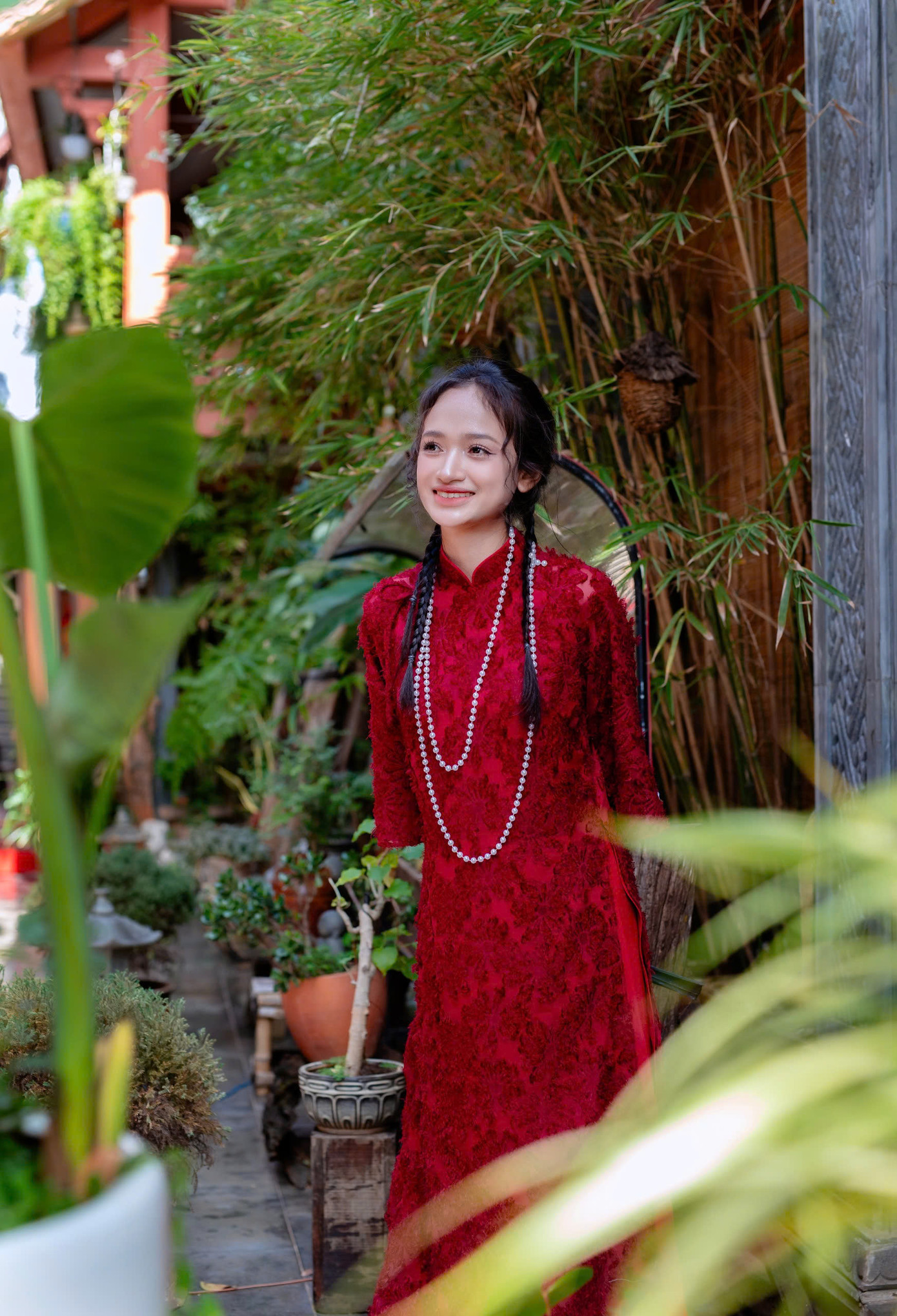 Áo dài mang gam màu đỏ tô thắm thêm vẻ đẹp của người thiếu nữ. Ảnh: Bảo Lâm Áo dài mang gam màu đỏ tô thắm thêm vẻ đẹp của người thiếu nữ. Ảnh: Bảo Lâm