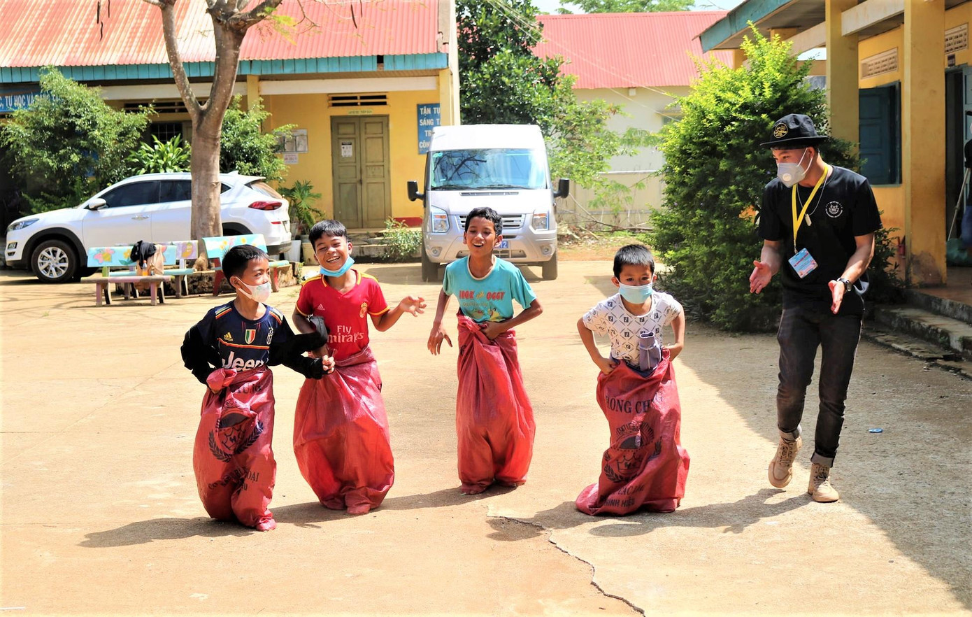Trẻ em vui với trò chơi nhảy bao bố