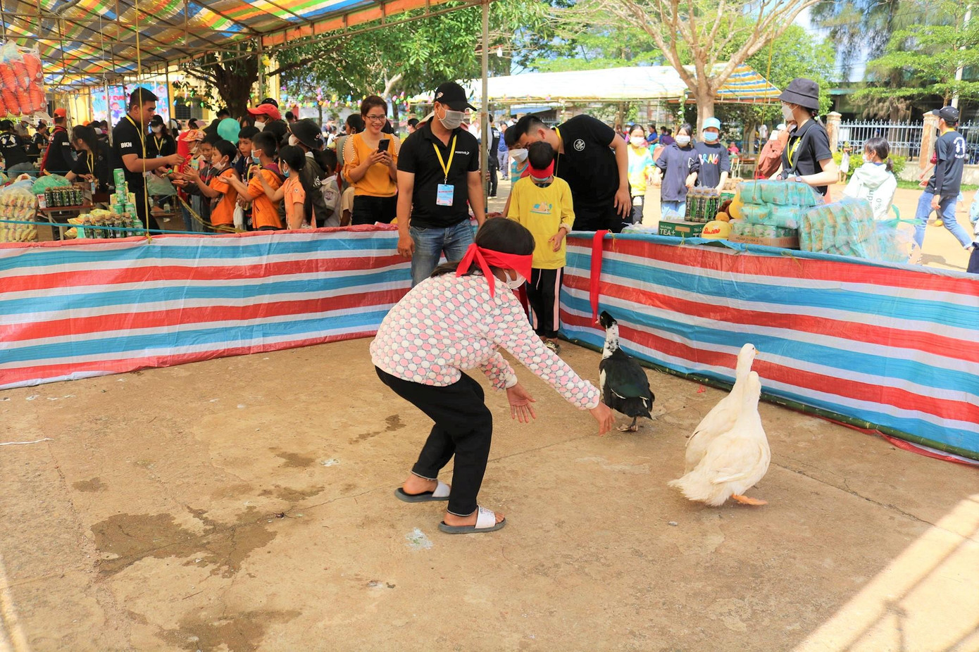 Trò chơi bịt mắt bắt vịt hấp dẫn