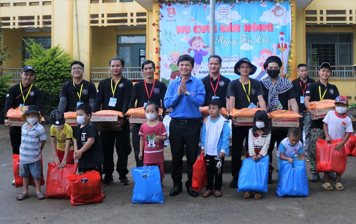 Ban tổ chức tặng quà cho các em học sinh có có hoàn cảnh khó khăn