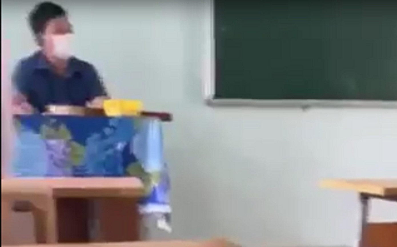 Thầy giáo K. ngồi im khi nữ sinh đánh bạn nam trong lớp. Ảnh cắt từ clip Thầy giáo K. ngồi im khi nữ sinh đánh bạn nam trong lớp. Ảnh cắt từ clip