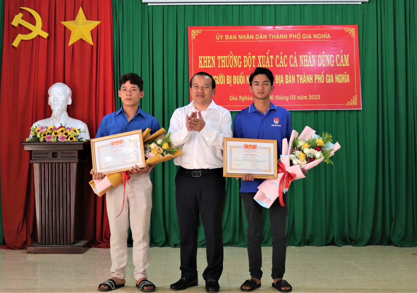 Ông Đỗ Tấn Sương- Chủ tịch UBND TP Gia Nghĩa trao Giấy khen cho hai thanh niên dũng cảm Ông Đỗ Tấn Sương- Chủ tịch UBND TP Gia Nghĩa trao Giấy khen cho hai thanh niên dũng cảm