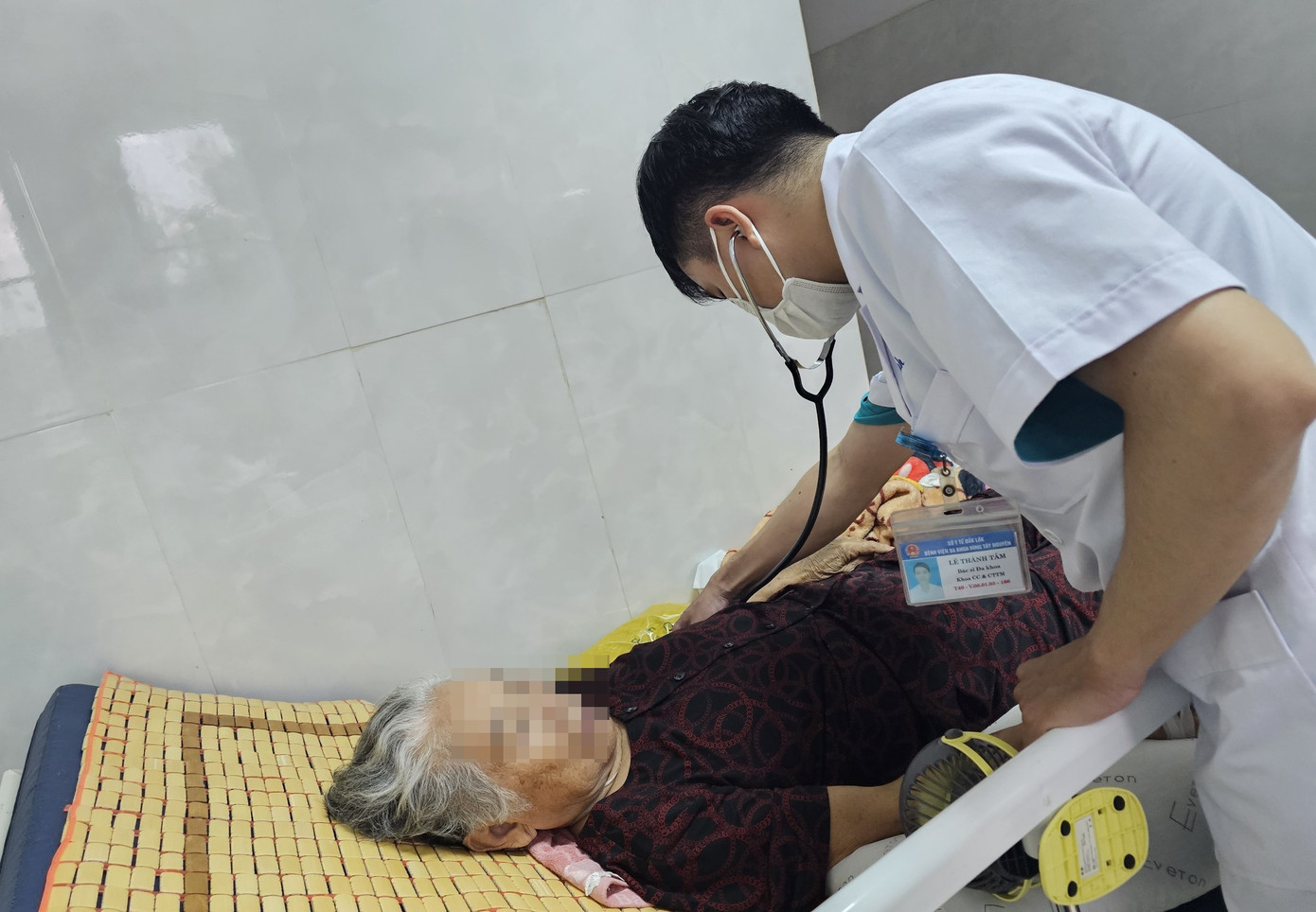 Bác sĩ kiểm tra sức khoẻ cho cụ bà