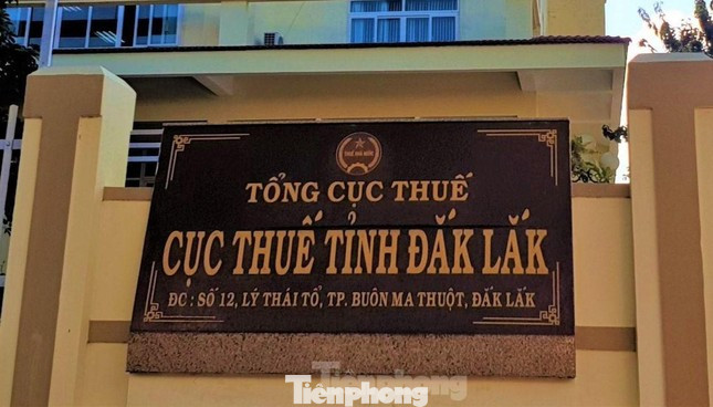 Ngành thuế Đắk Lắk 2 lần ra thông báo tạm hoãn xuất cảnh đối với đại diện doanh nghiệp nợ thuế.