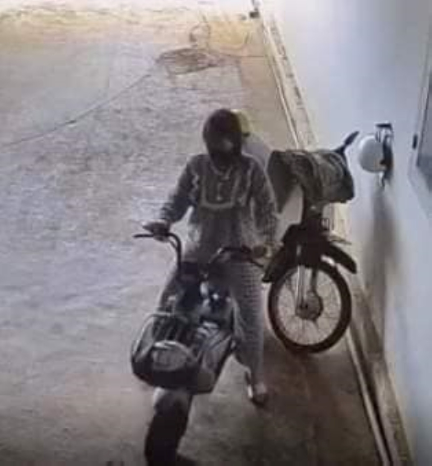 Hình ảnh nữ sinh H. rời nhà đi bằng xe đạp điện.