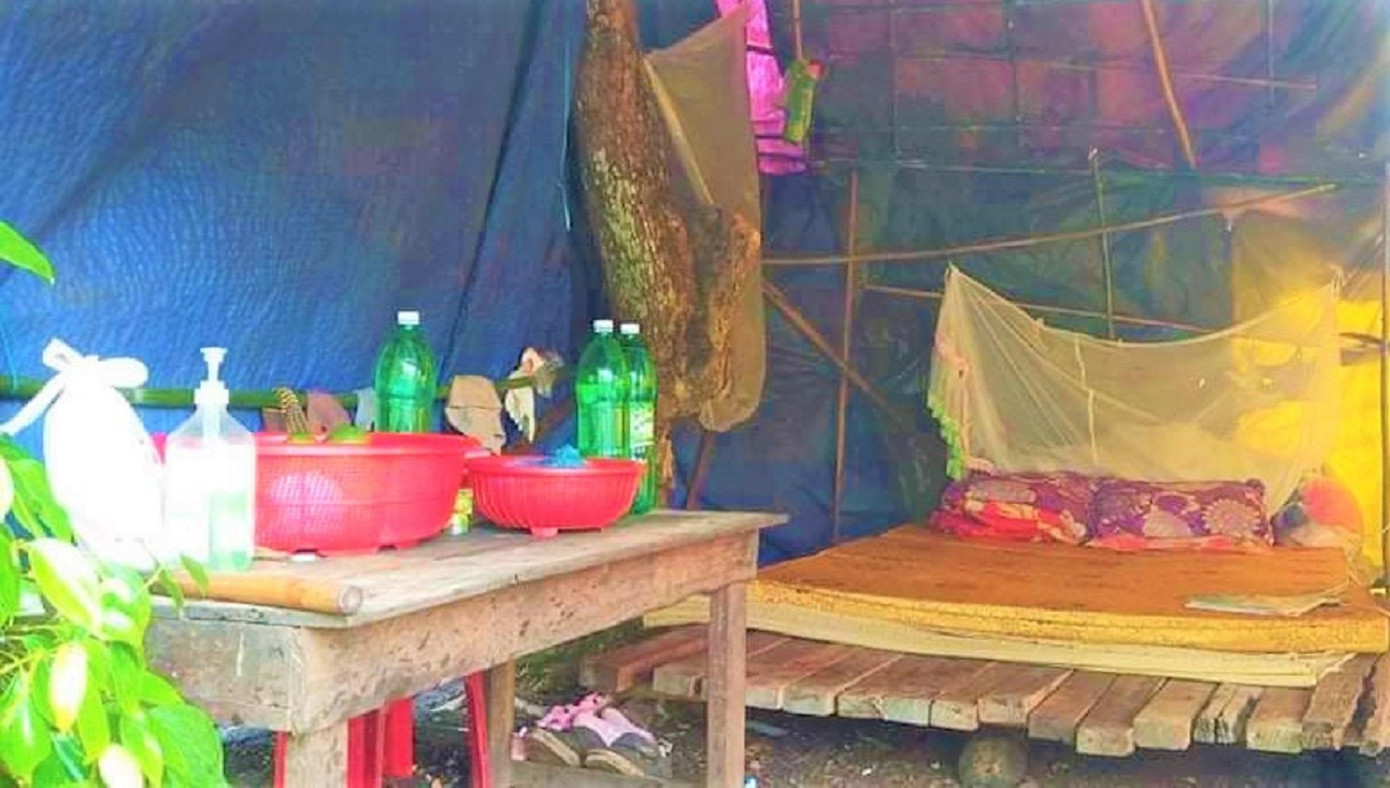 Trong chòi cách ly chỉ có một vài món đồ đơn giản Trong chòi cách ly chỉ có một vài món đồ đơn giản