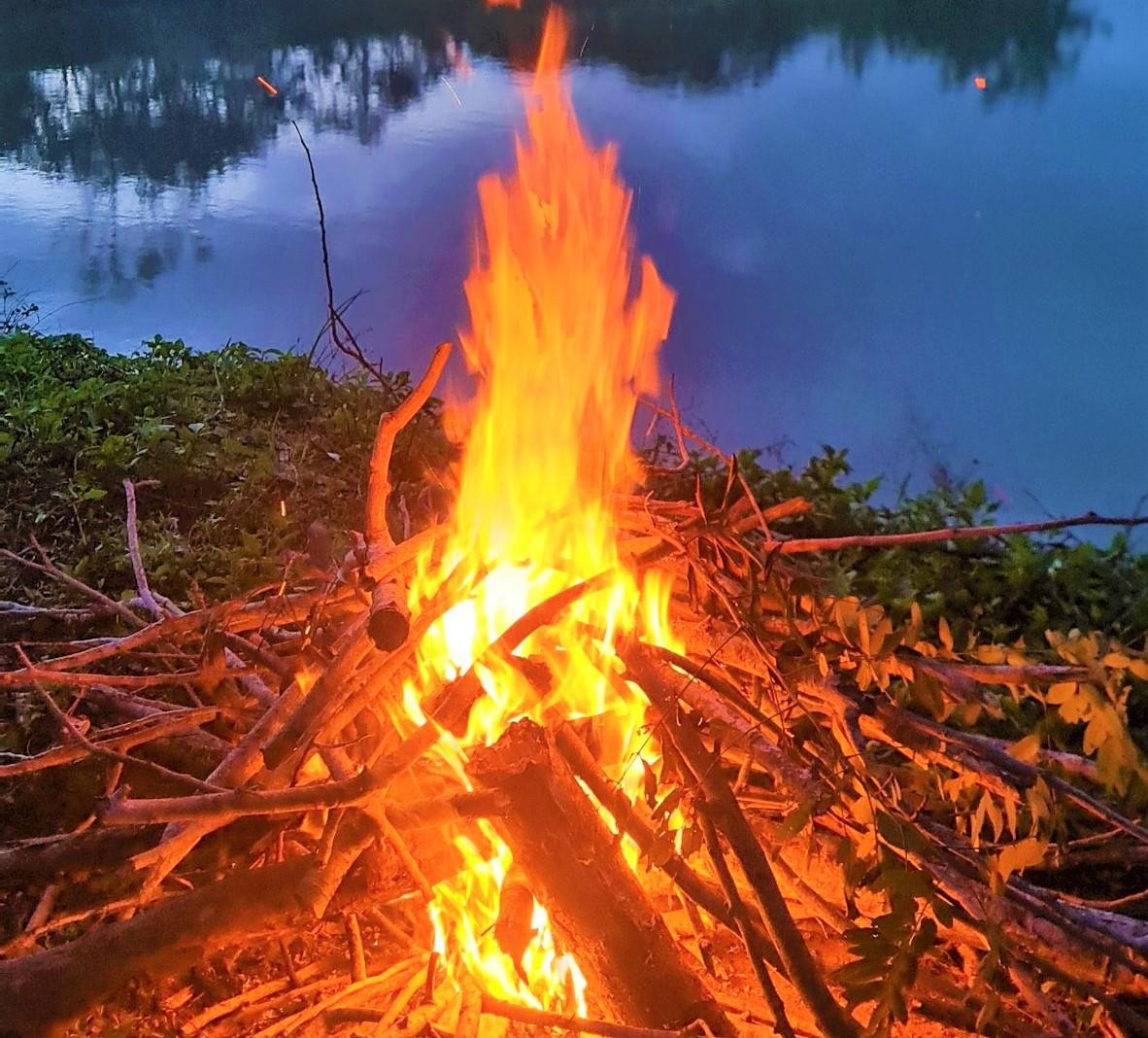 Chị Hoàn đốt lửa để xua muỗi, giữ ấm cơ thể Chị Hoàn đốt lửa để xua muỗi, giữ ấm cơ thể