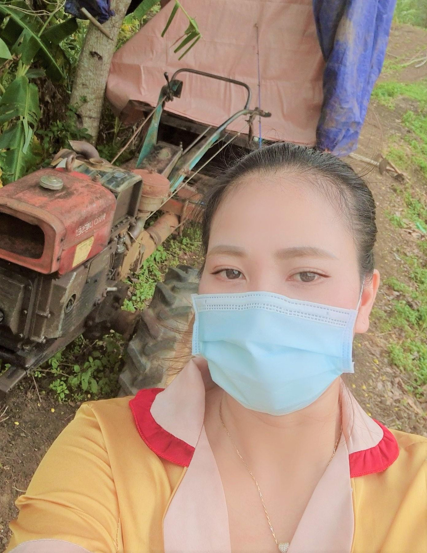 Chị Hoàn (thôn Xuân Lạng 2, xã Ea Đăh, huyện Krông Năng), lưu ảnh kỉ niệm bên căn chòi cách ly Chị Hoàn (thôn Xuân Lạng 2, xã Ea Đăh, huyện Krông Năng), lưu ảnh kỉ niệm bên căn chòi cách ly