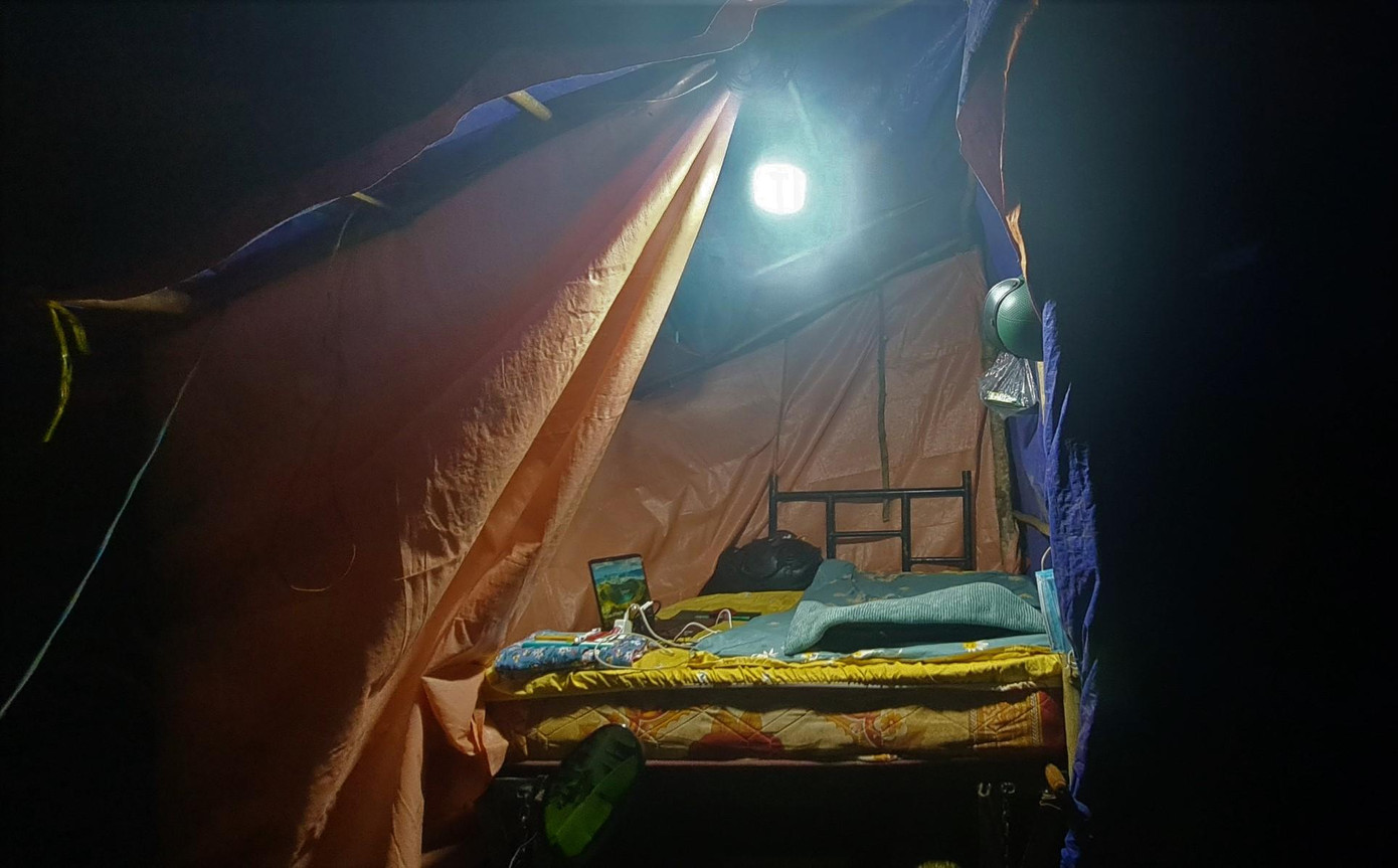 Không gian cách ly trên căn chòi làm trên xe công nông Không gian cách ly trên căn chòi làm trên xe công nông