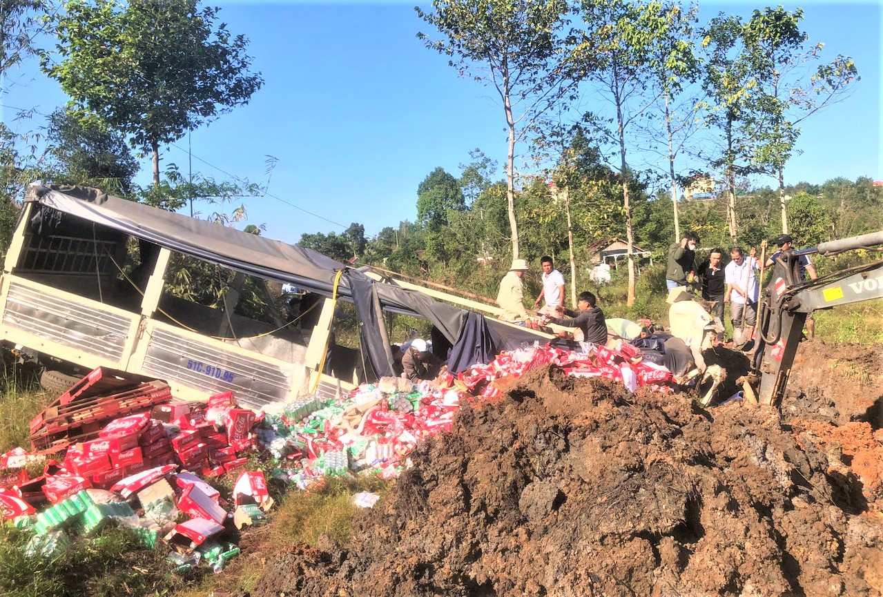 Chiếc xe lao xuống vực hư hỏng khá nặng