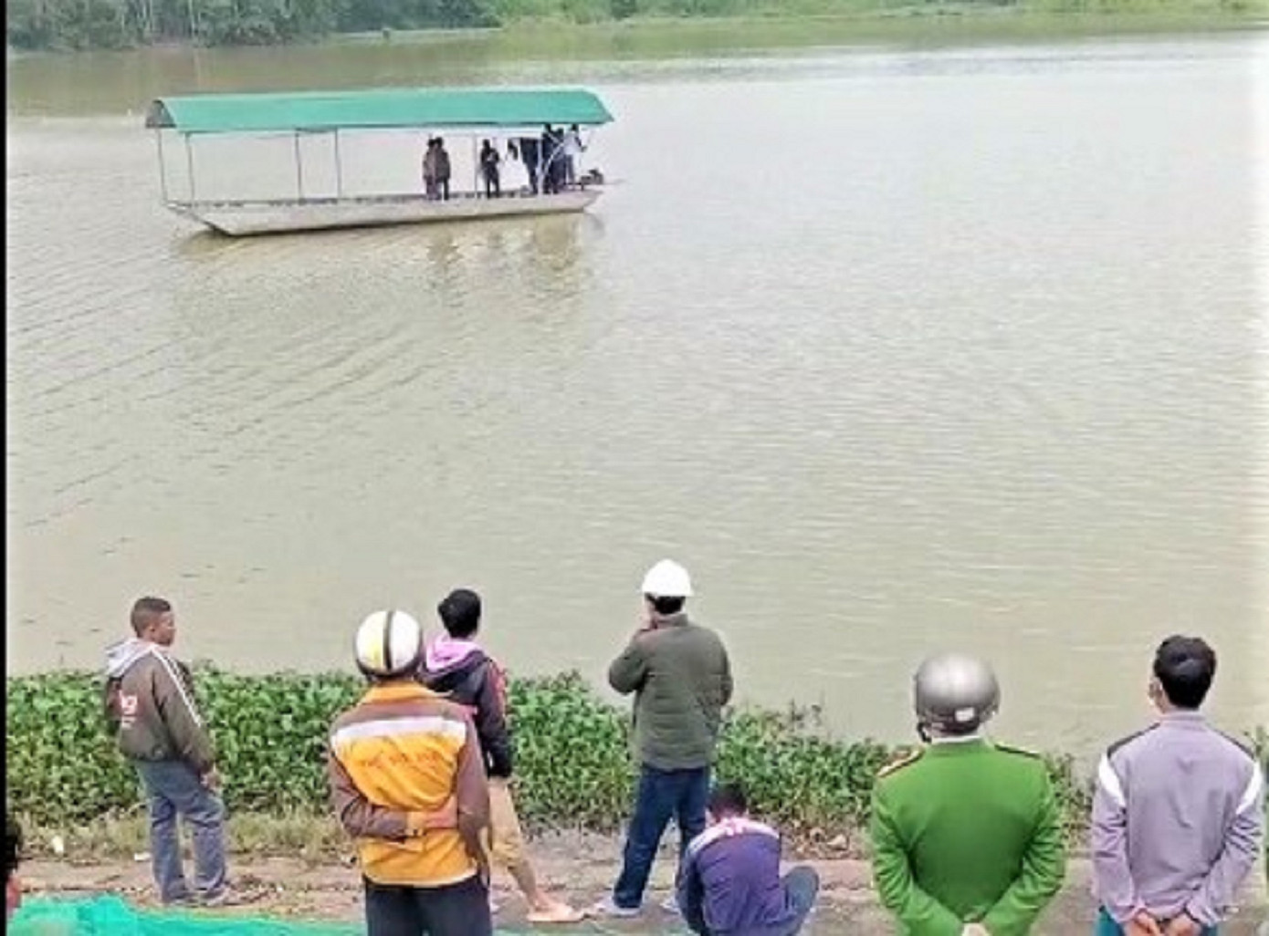 Lực lượng chức năng tìm kiếm thi thể ông Y.T. Lực lượng chức năng tìm kiếm thi thể ông Y.T.