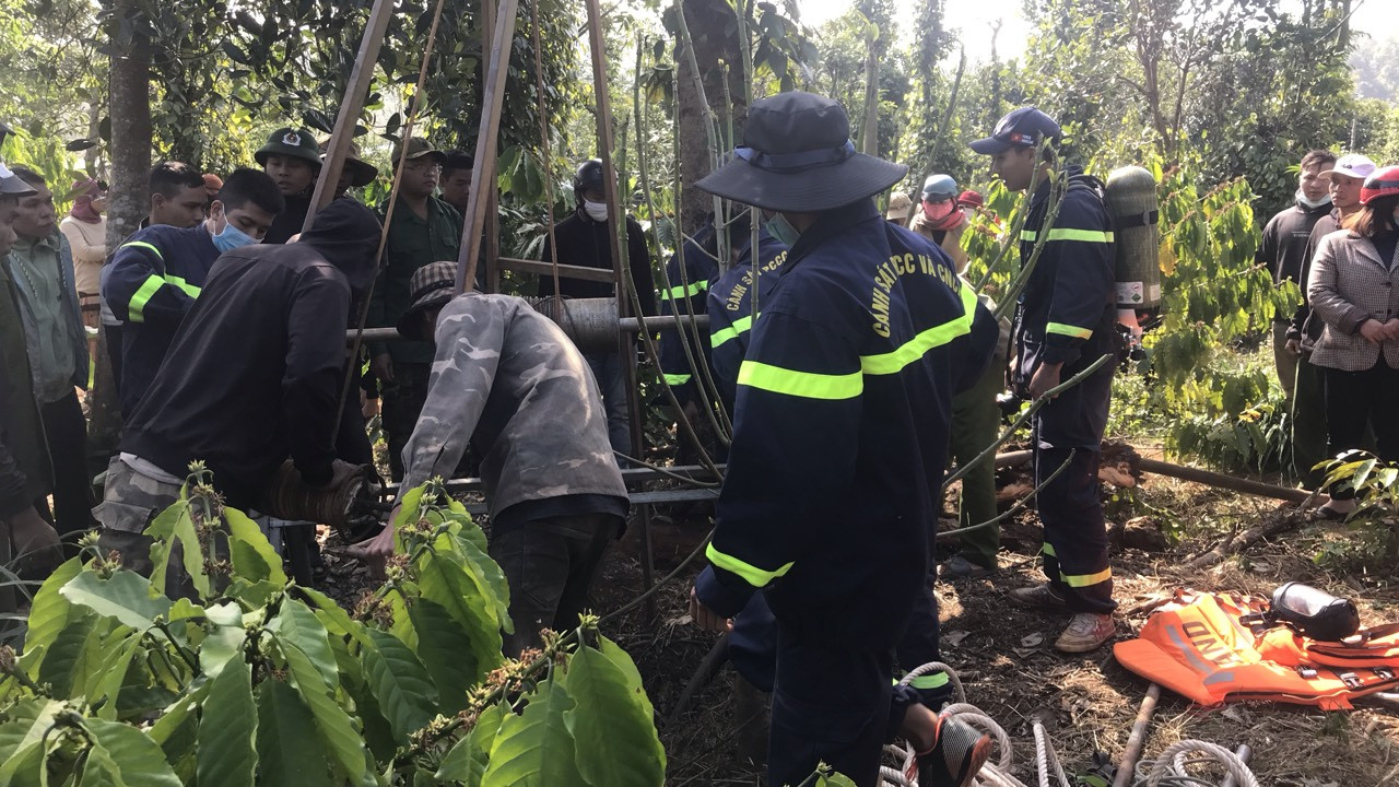 Lực lượng cứu hộ triển khai phương án đưa bé trai lên khỏi giếng