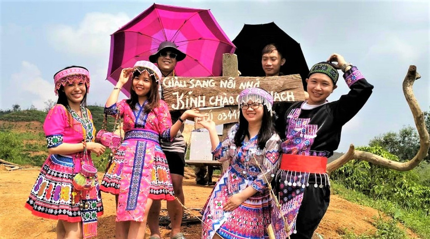 Du khách trải nghiệm văn hóa H'Mông trên "Vịnh Hạ Long Tây Nguyên". Du khách trải nghiệm văn hóa H'Mông trên "Vịnh Hạ Long Tây Nguyên".