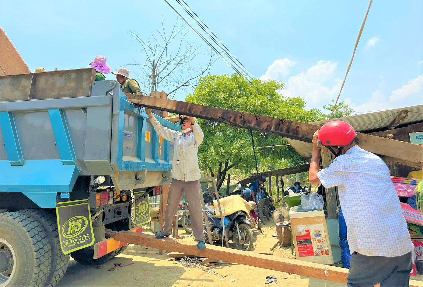 Huyện M'đắk huy động phương tiện, nhân lực, hỗ trợ người dân di dời về nơi ở mới Huyện M'đắk huy động phương tiện, nhân lực, hỗ trợ người dân di dời về nơi ở mới