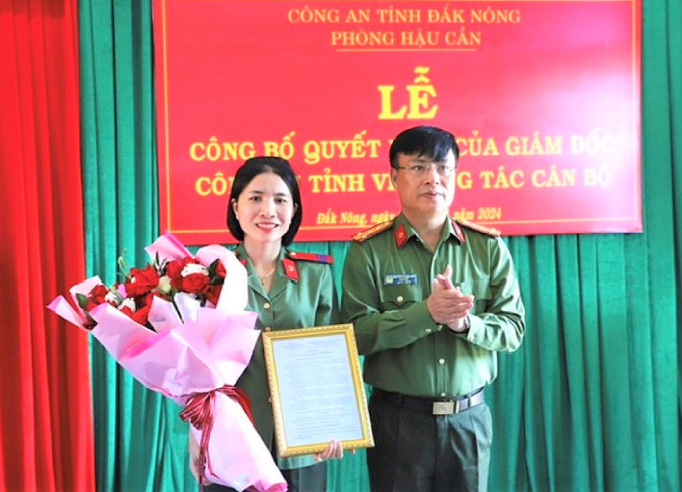 Giám đốc Công an tỉnh Đắk Nông trao quyết định tuyển dụng Giám đốc Công an tỉnh Đắk Nông trao quyết định tuyển dụng