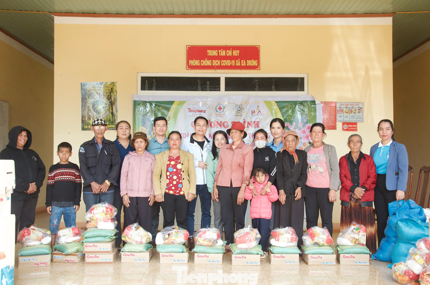 Những suất quà đến với bà con xã Ea Drơng Những suất quà đến với bà con xã Ea Drơng