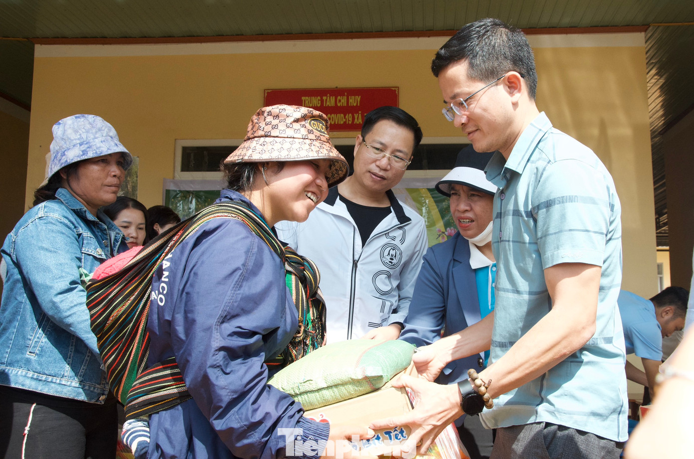 Người dân nhận phần quà do nhà báo Tuấn Nguyễn - Phụ trách Văn phòng ĐD báo Tiền Phong KV Tây Nguyên, trao tặng. Người dân nhận phần quà do nhà báo Tuấn Nguyễn - Phụ trách Văn phòng ĐD báo Tiền Phong KV Tây Nguyên, trao tặng.