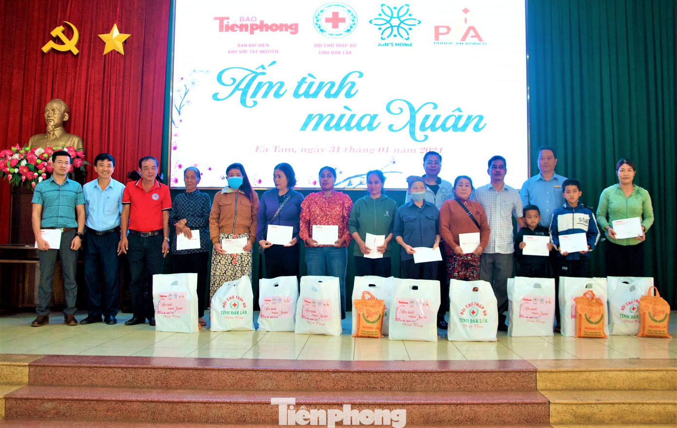 Đại diện báo Tiền Phong cùng Đảng ủy, chính quyền phường Ea Tam trao quà Tết cho bà con Đại diện báo Tiền Phong cùng Đảng ủy, chính quyền phường Ea Tam trao quà Tết cho bà con