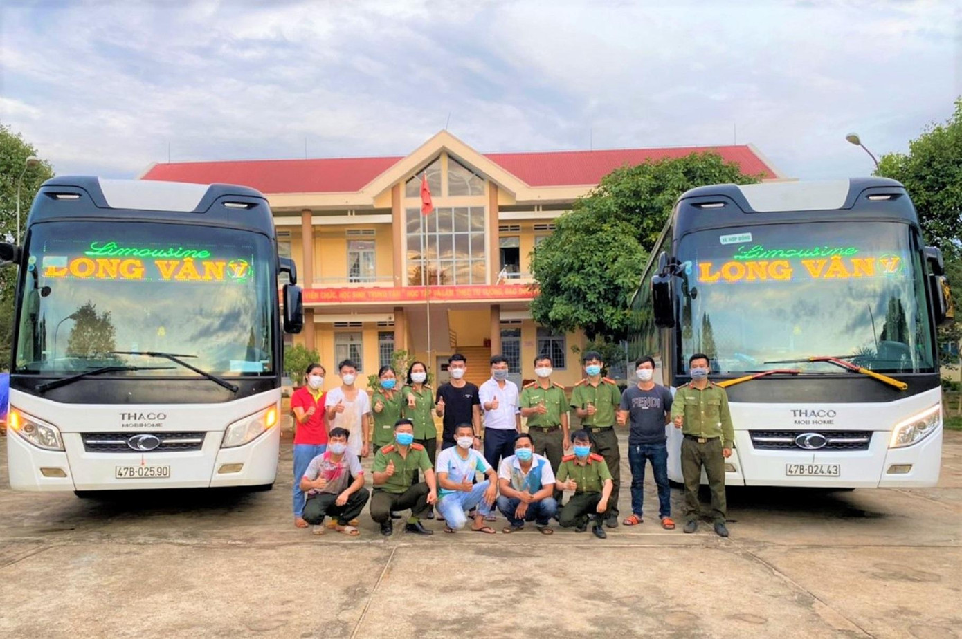 Hai xe khách chở đầy hàng hóa từ thiện chuẩn bị lăn bánh từ Đắk Lắk vào tâm dịch TP.HCM