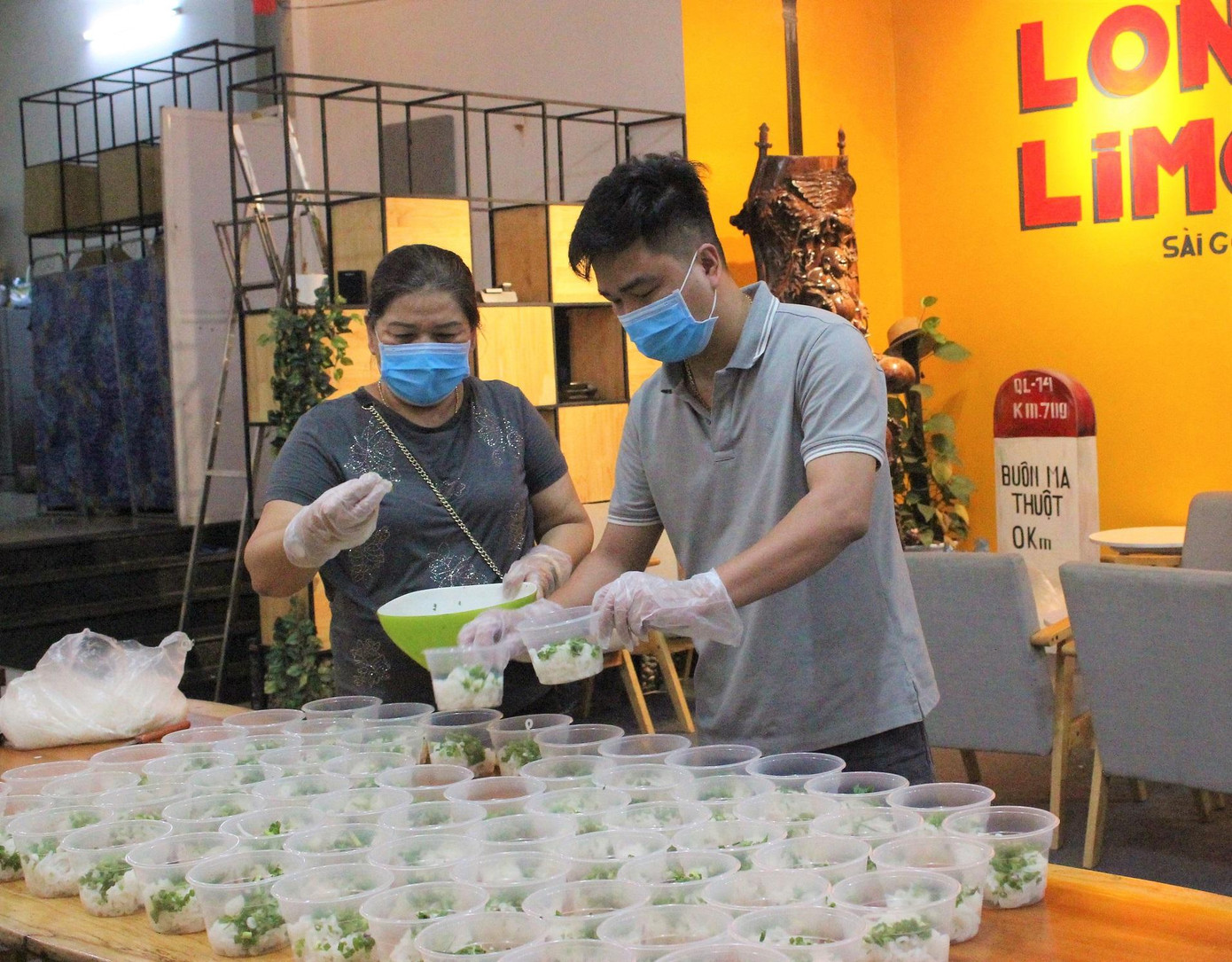 Anh Long cùng mẹ chuẩn bị các suất ăn