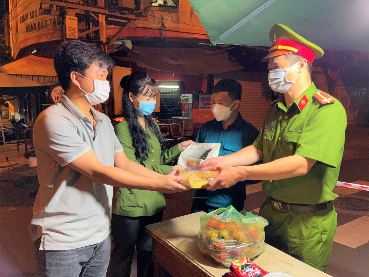 Anh Long trao suất ăn đêm cho cán bộ, chiến sĩ tại chốt kiểm soát dịch