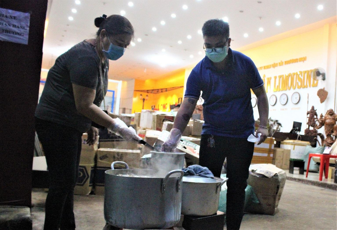 Nồi nước lèo được nấu bằng than hồng, khá hấp dẫn