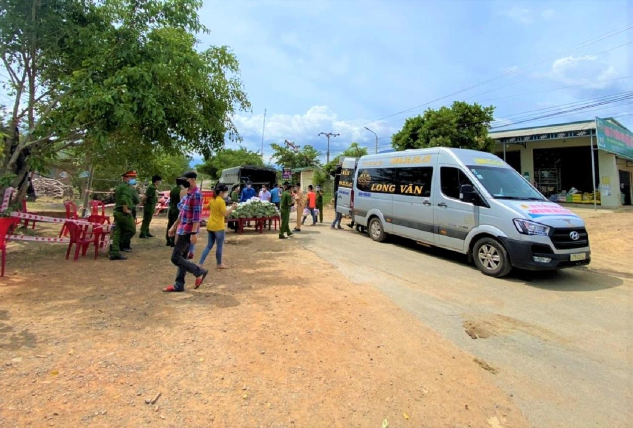 Chuyến xe nghĩa tình đưa nhu yếu phẩm về vùng sâu, vùng bị phong tỏa do dịch COVID-19