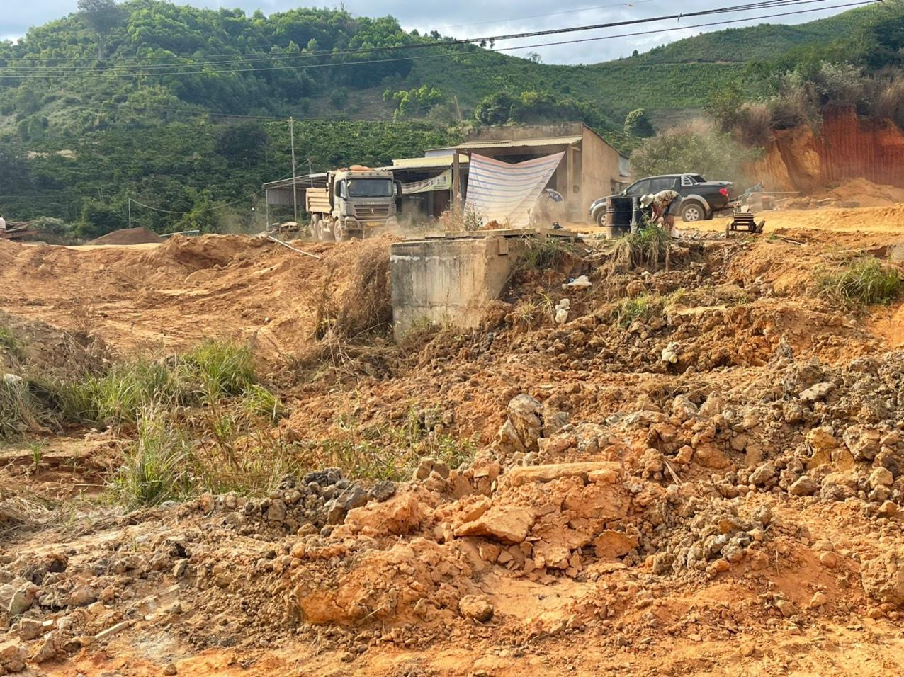 Dự án thủy lợi Suối Đá vẫn còn ngổn ngang Dự án thủy lợi Suối Đá vẫn còn ngổn ngang