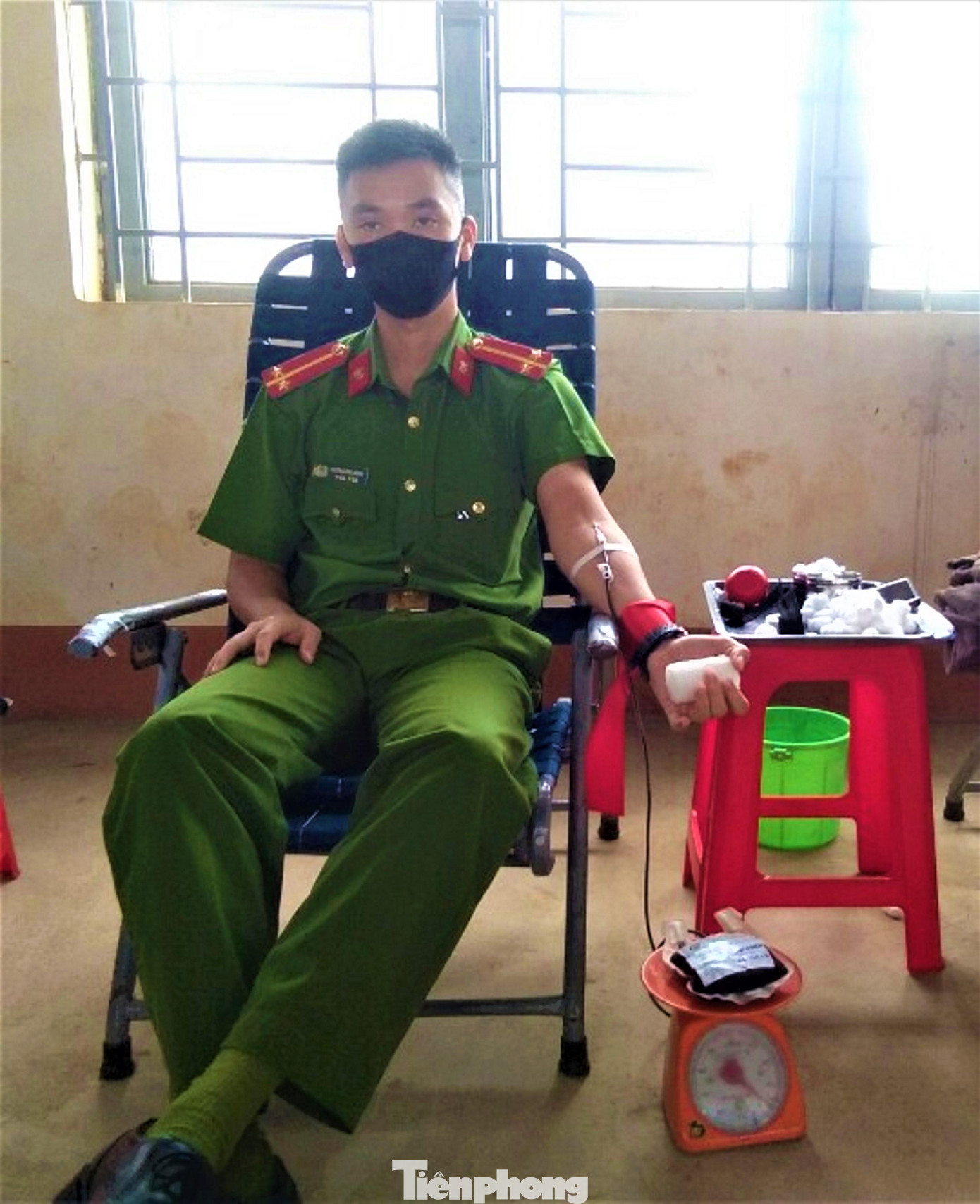 Chiến sĩ công an tham gia hiến máu tại Chương trình Chủ nhật Đỏ ở Krông Búk