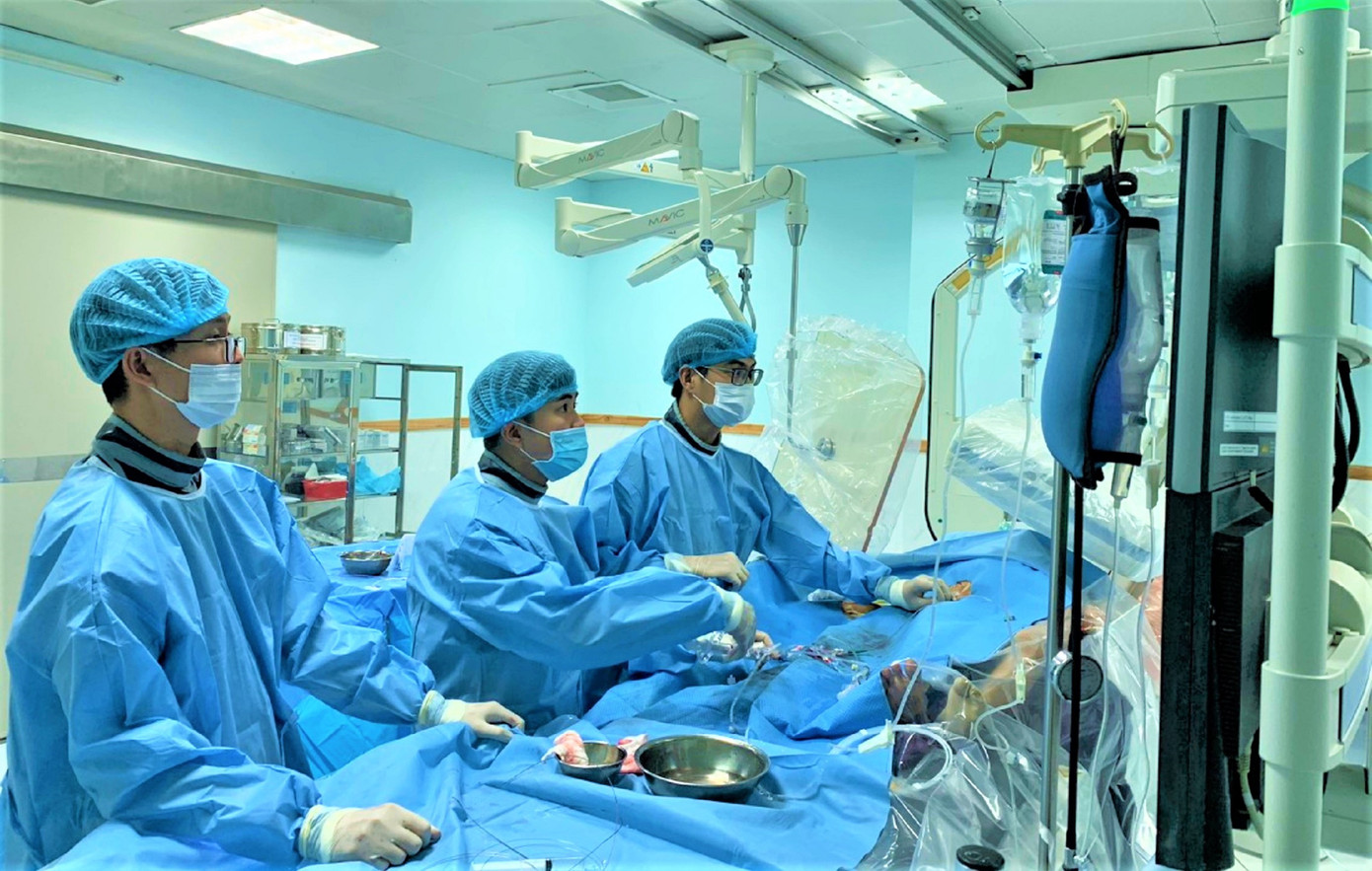 Ekip trong lúc can thiệp cấp cứu bệnh nhân bị tim mạch Ekip trong lúc can thiệp cấp cứu bệnh nhân bị tim mạch