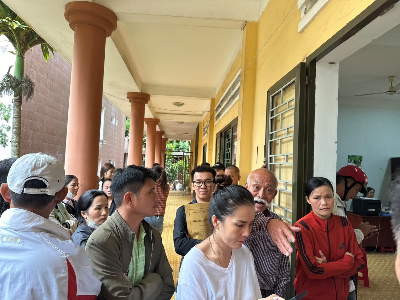 Phụ huynh đến Trường THPT Phú Xuân xin rút hồ sơ Phụ huynh đến Trường THPT Phú Xuân xin rút hồ sơ