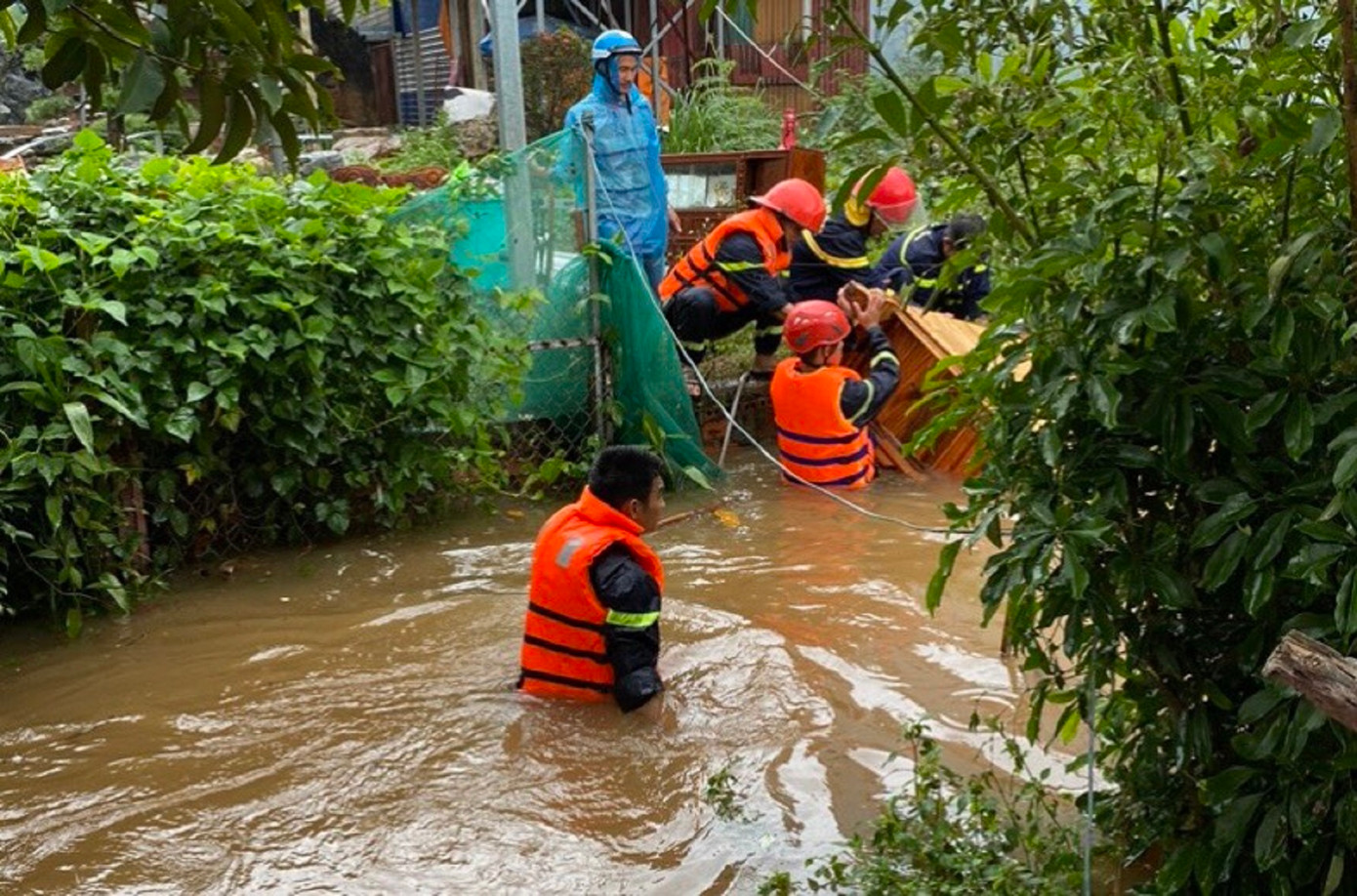 Lực lượng cứu hộ giúp người dân di dời tài sản khỏi vùng nguy hiểm